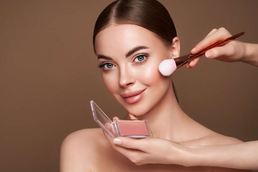 Une femme aux yeux clairs maquillée en douceur pour préserver le confort et le maquillage des yeux sensibles.