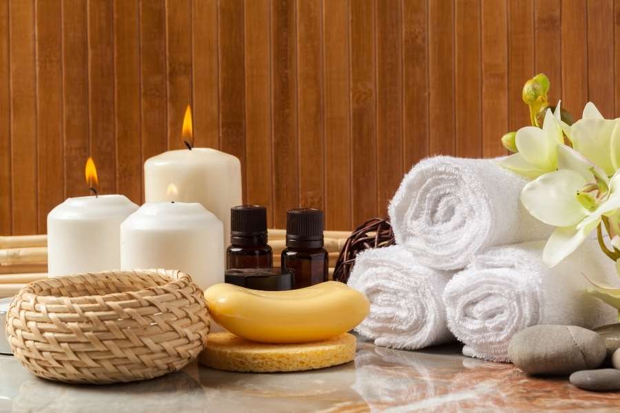 Un ensemble d'accessoires de relaxation sur une table en marbre pour un moment de spas écologiques.